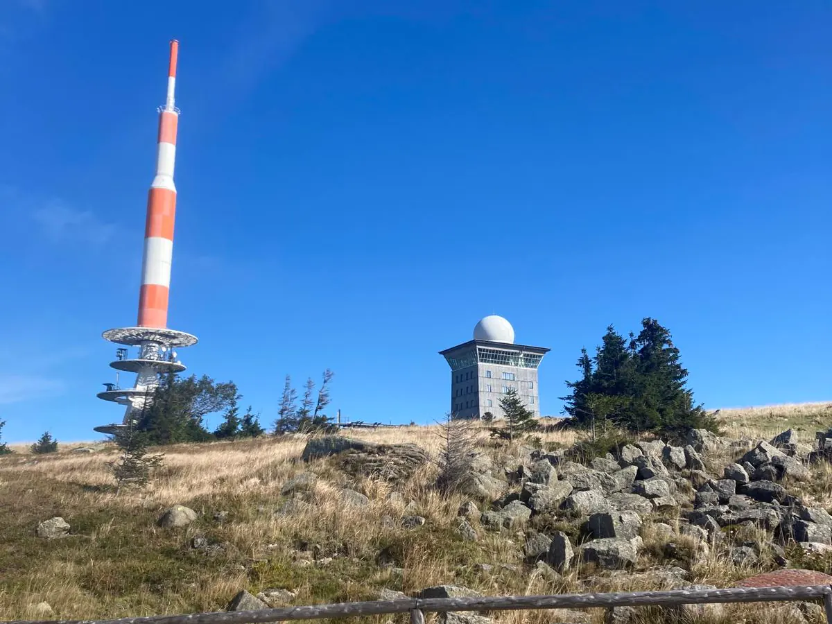 Sendemast und Wetterwarte auf dem Brockengipfel