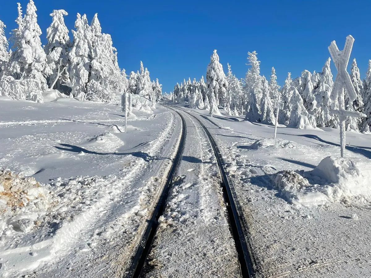 Die Gleise der Brockenbahn im Schnee
