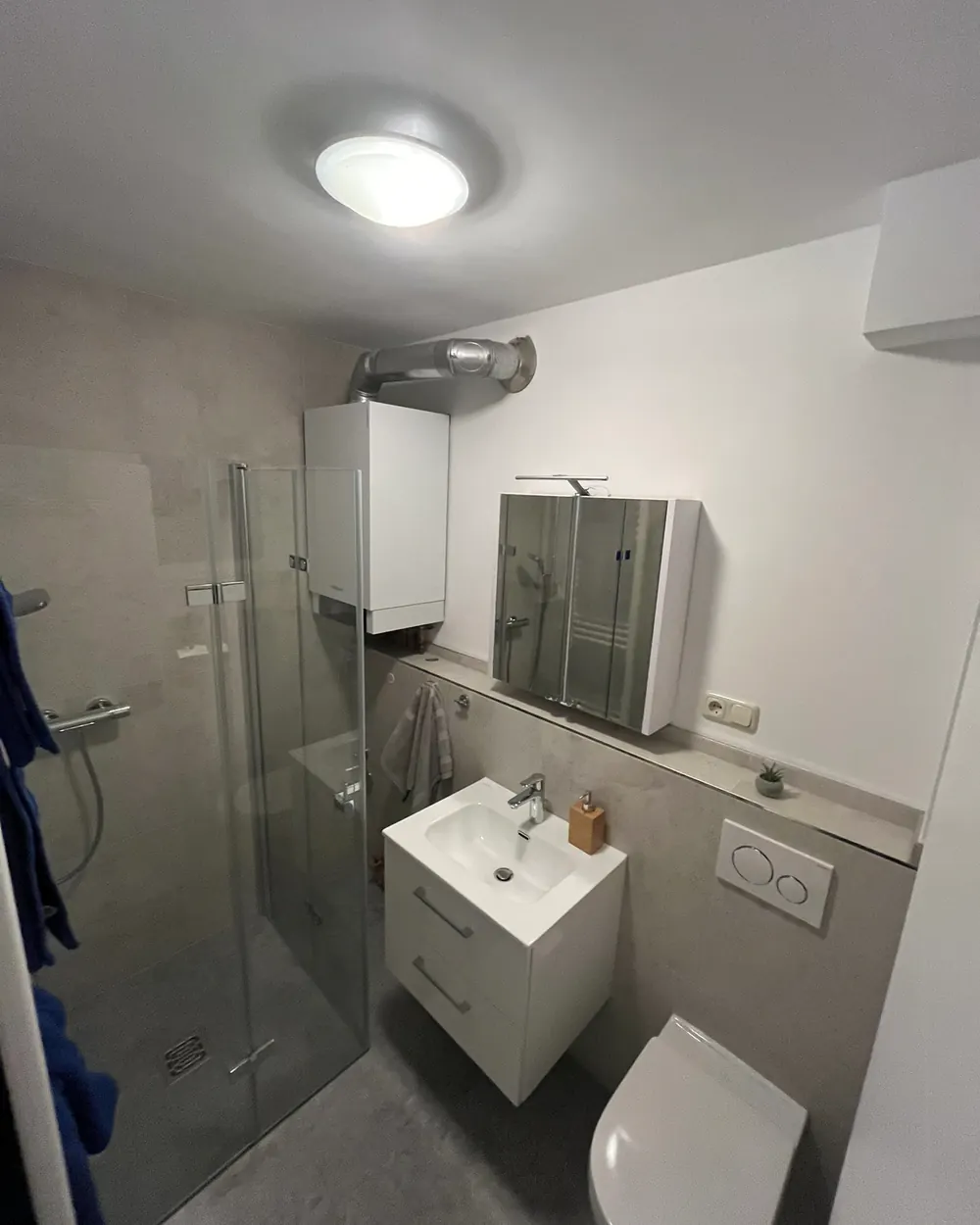 Waschbecken und Spiegelschrank im Bad