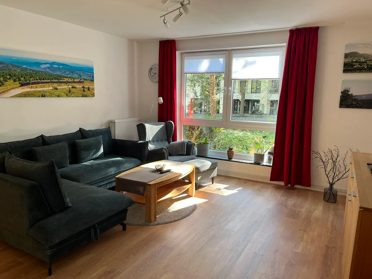 Heller Wohnbereich der FeWO Martin 1 mit Ecksofa und großem Fenster