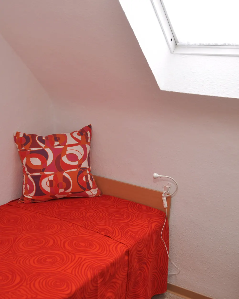 Gemütliches Zimmer unter dem Dach mit Tageslicht