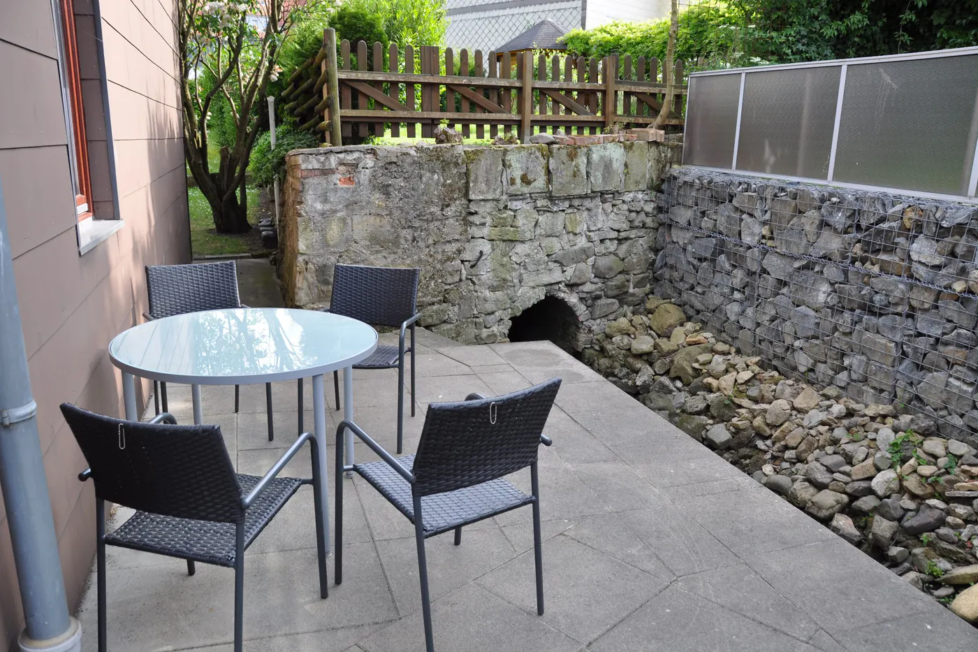 Eigene Terrasse mit Sitzgruppe am Garten