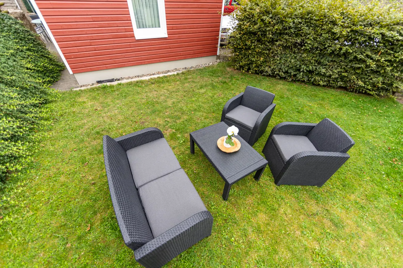 Gemeinsamer Garten mit Lounge-Möbeln