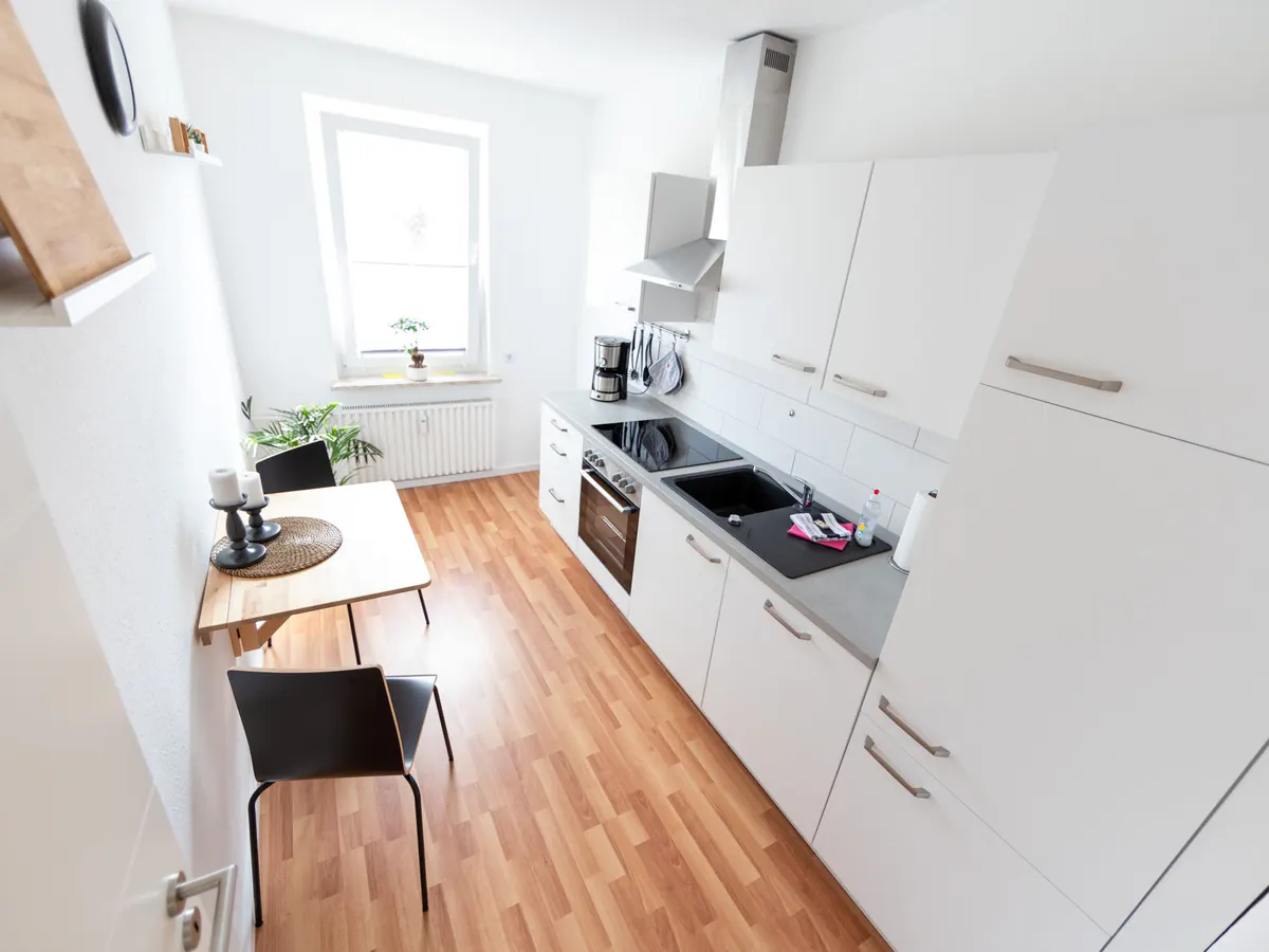 Moderne Küchenzeile mit Backofen