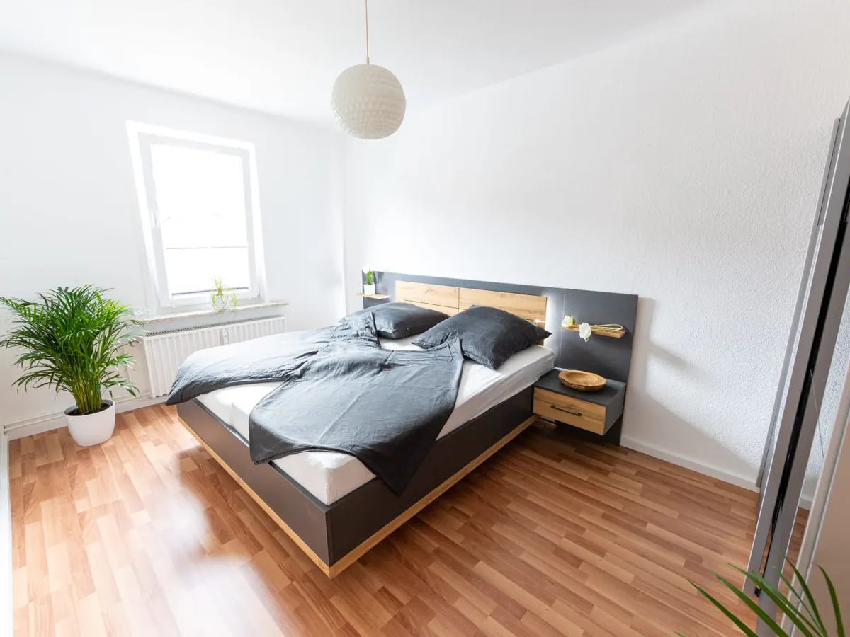 Schlafzimmer mit modernem Doppelbett