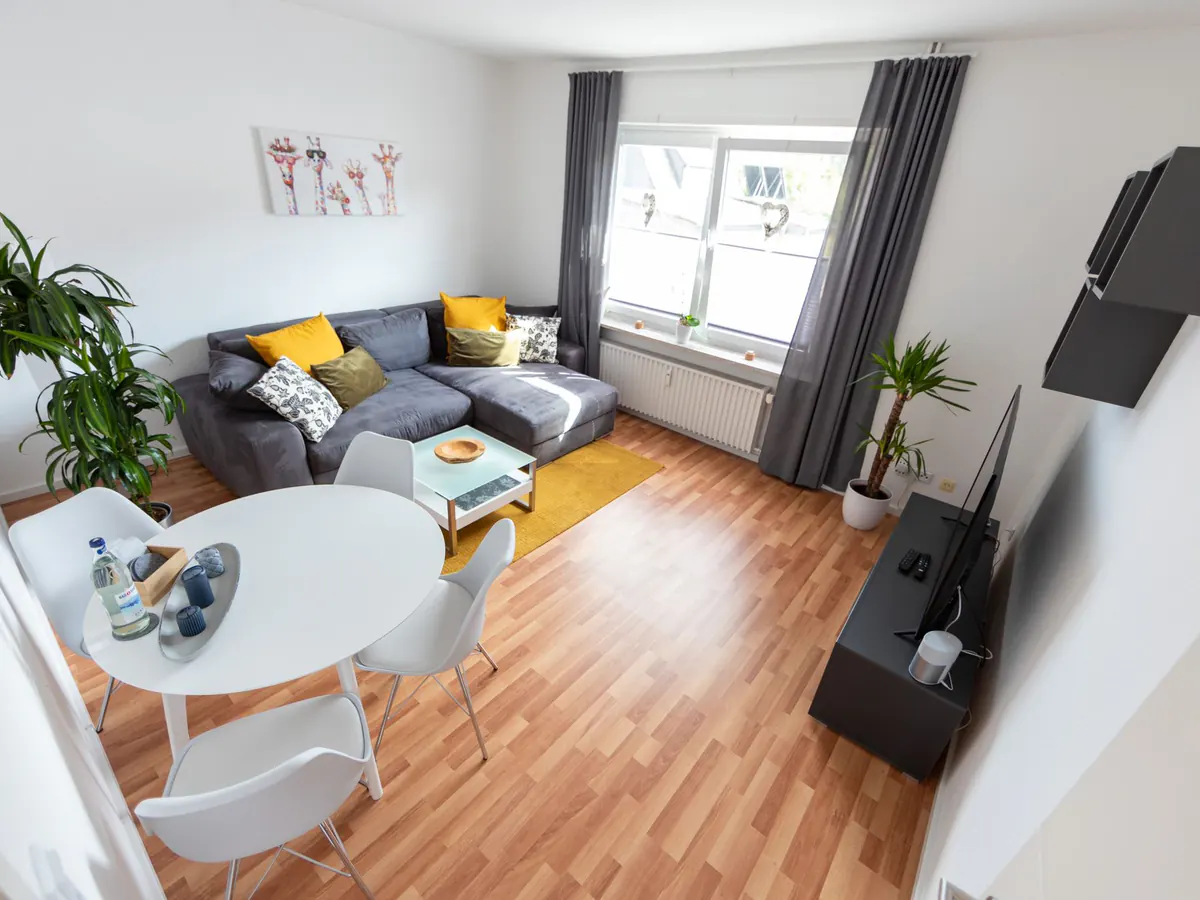 Wohnraum der FeWO Martin 4 mit Sofa und Essplatz