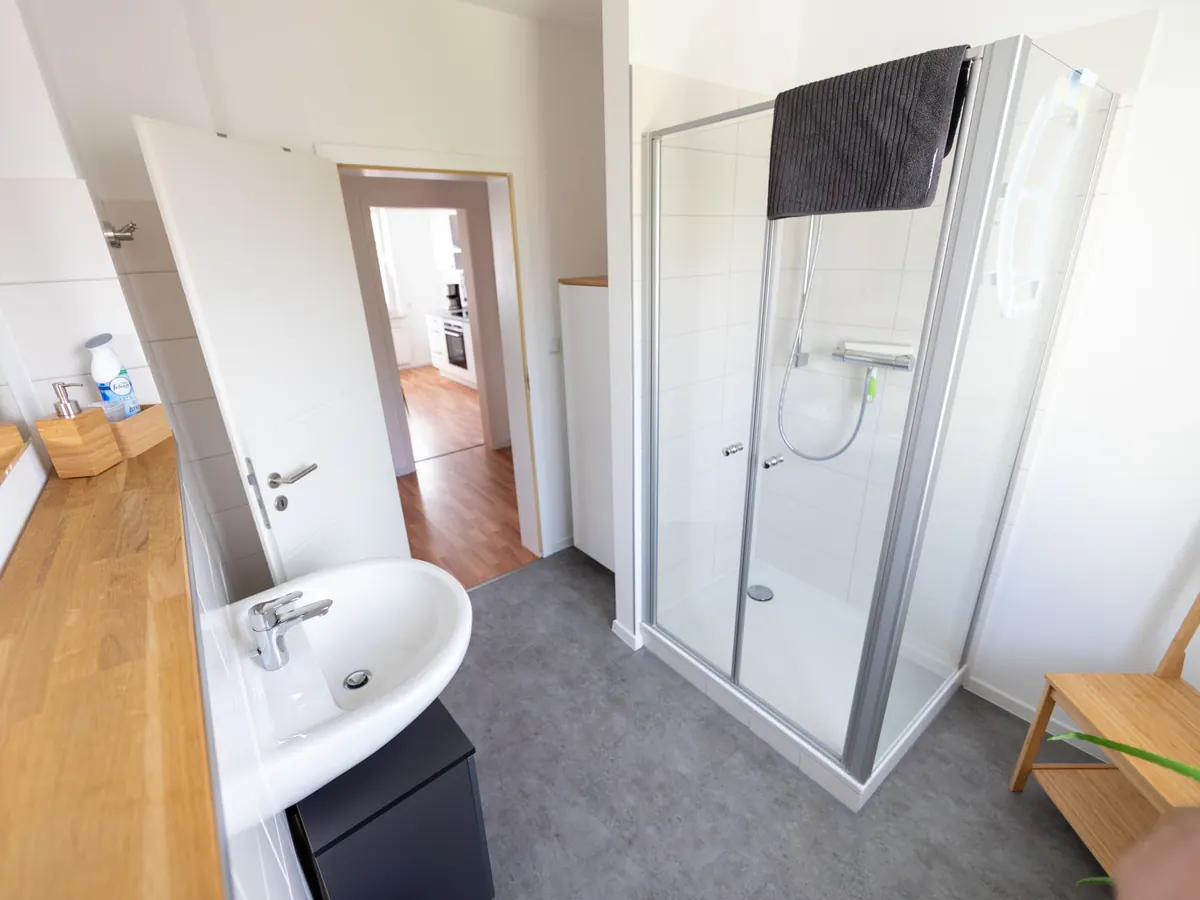 Flur mit Blick in die Küche und zur Dusche