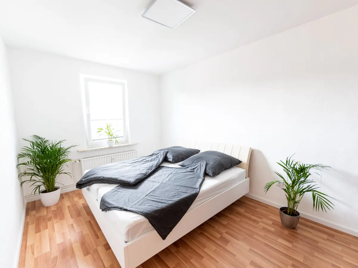 Helles Schlafzimmer mit Doppelbett