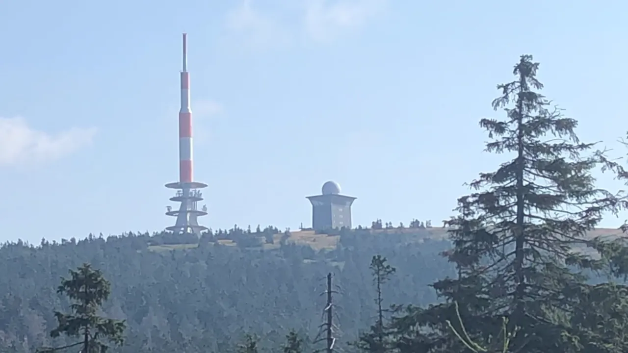 Der Brocken mit Sendemast und Wetterwarte über dem Wald
